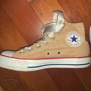 Ribbon laced converse!!!